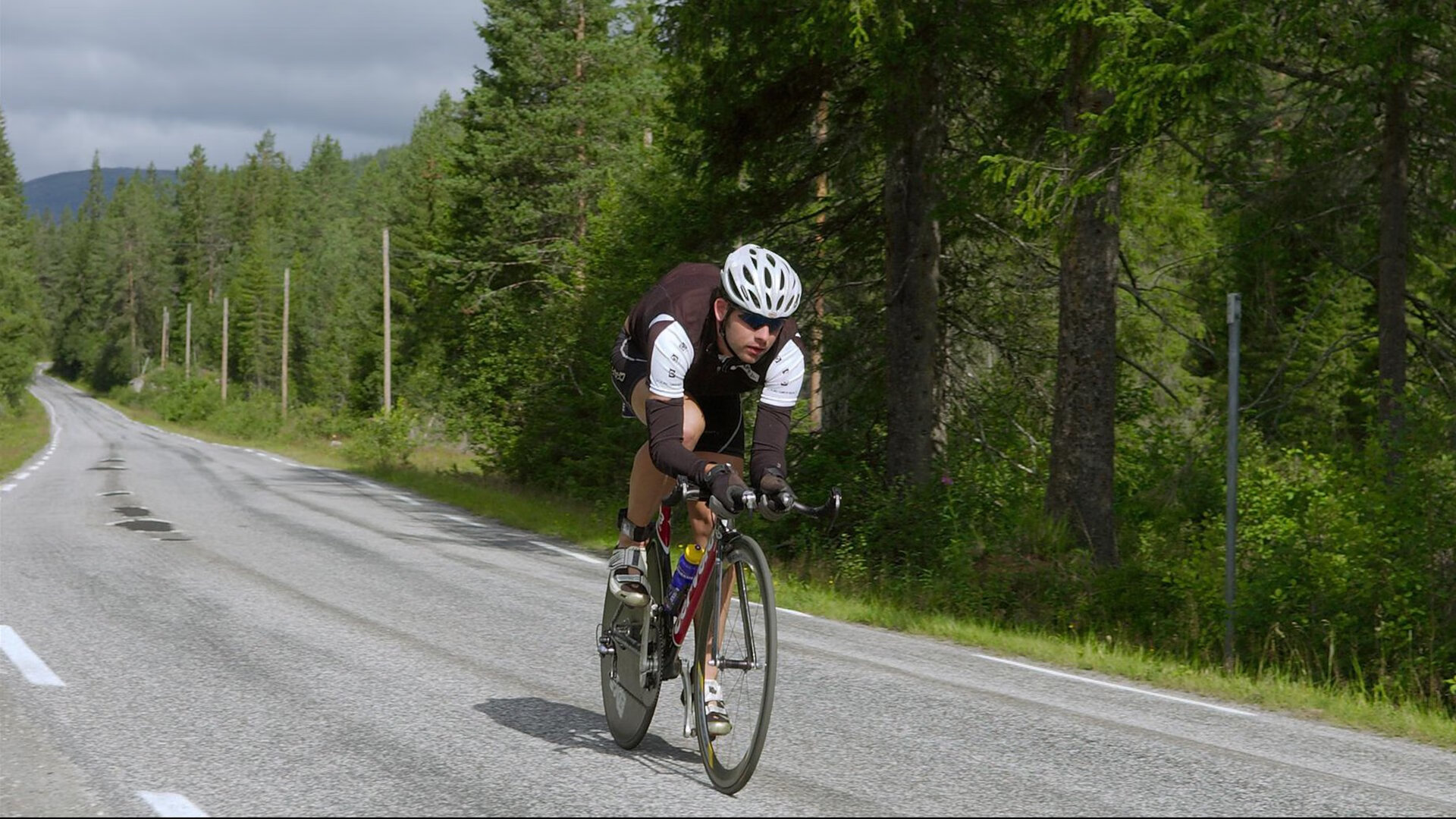 西亚卡姆在皇家马德里比赛中回归赛场,出色防守引发热议!